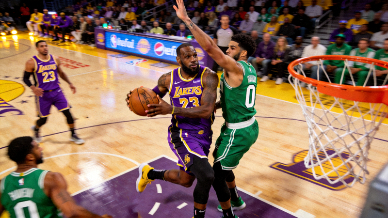 NBA季后赛直播画面 - 球员激烈对抗场景